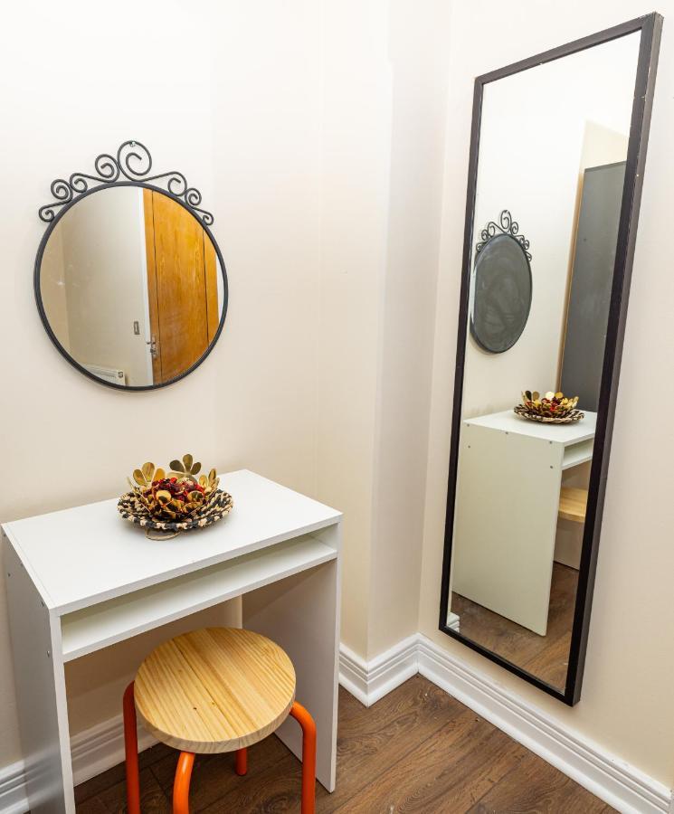 Two Bed Apartment Near Canary Wharf Лондон Экстерьер фото